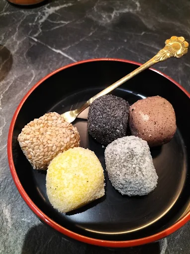 Assortiment de mochis maison, cinq parfums, présentés dans un bol laqué
